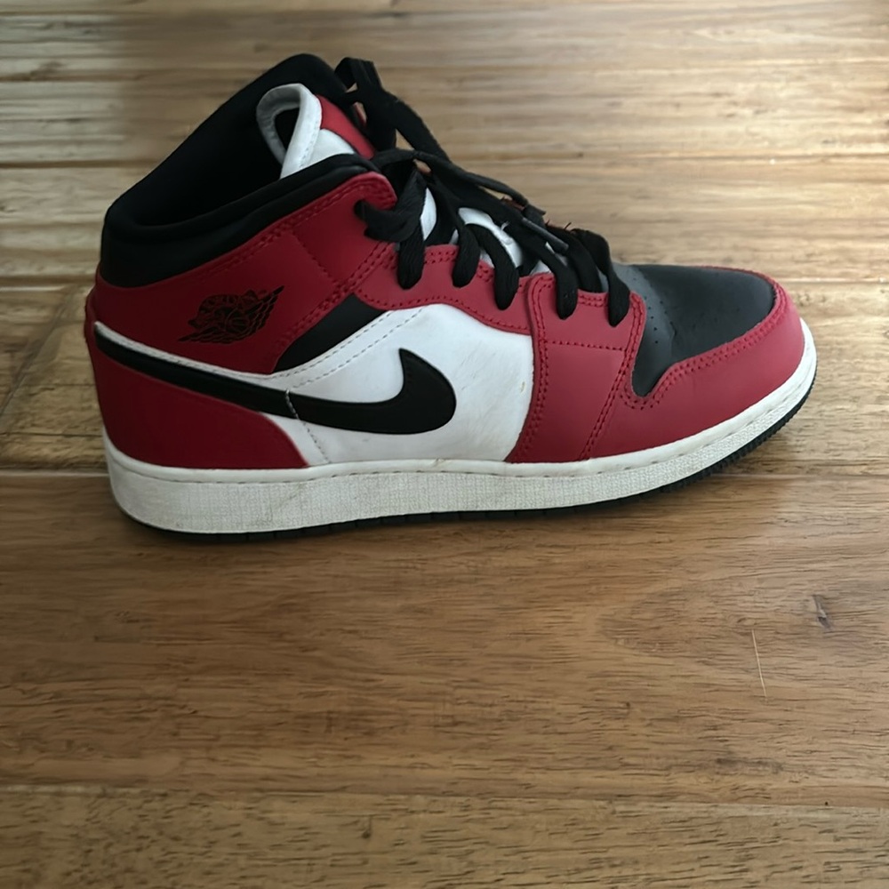 Jordan 1 mid Chicago black toe